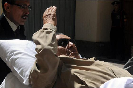 حسني مبارك يتلقى خبر فوز مرسي برئاسة الجمهورية بدون تعليق صورة رقم 2