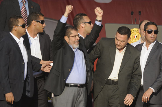 محمد مرسي يؤدي اليمين بالتحرير: الثورة مستمرة حتى تحقق اهدافها! صورة رقم 8