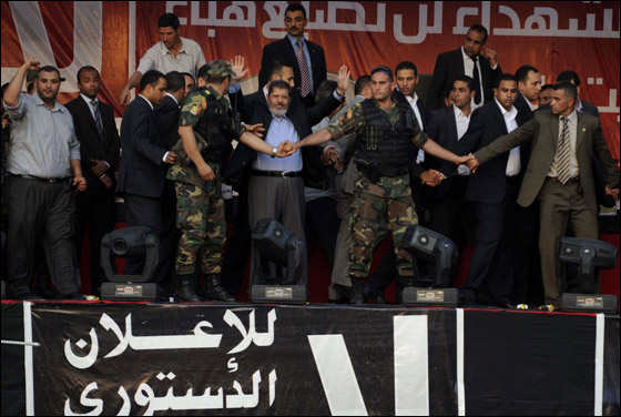 محمد مرسي يؤدي اليمين بالتحرير: الثورة مستمرة حتى تحقق اهدافها! صورة رقم 26