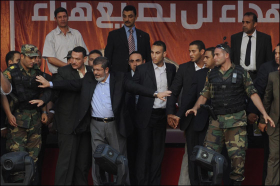 محمد مرسي يؤدي اليمين بالتحرير: الثورة مستمرة حتى تحقق اهدافها! صورة رقم 13