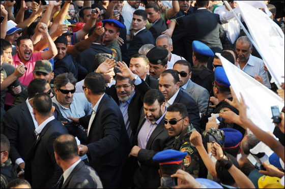 محمد مرسي يؤدي اليمين بالتحرير: الثورة مستمرة حتى تحقق اهدافها! صورة رقم 24
