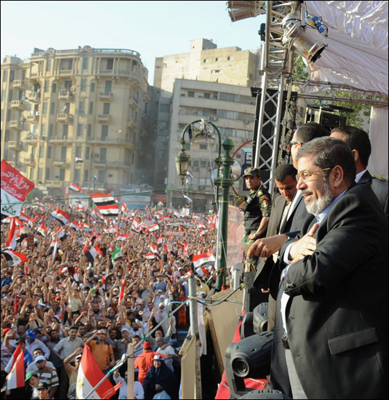 محمد مرسي يؤدي اليمين بالتحرير: الثورة مستمرة حتى تحقق اهدافها! صورة رقم 12