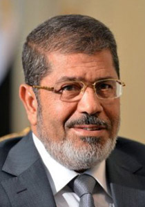 بالفيديو.. مرسي يجهش بالبكاء اثناء ادائه العمرة برفقة زوجته! 	 صورة رقم 1