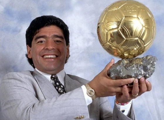 عرض كرة مارادونا الذهبية في مزاد يثير أزمة كبيرة.. اختفت منذ عقود قبل ظهورها بباريس والورثة يقولون إنها سُرقت صورة رقم 5