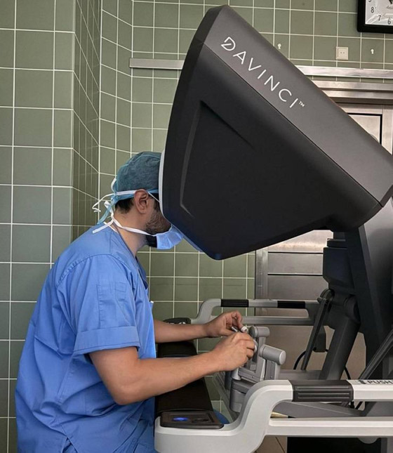 فيديو: نجاح أول عملية قلب مفتوح باستخدام روبوت جراحي بمستشفى سعودي صورة رقم 1
